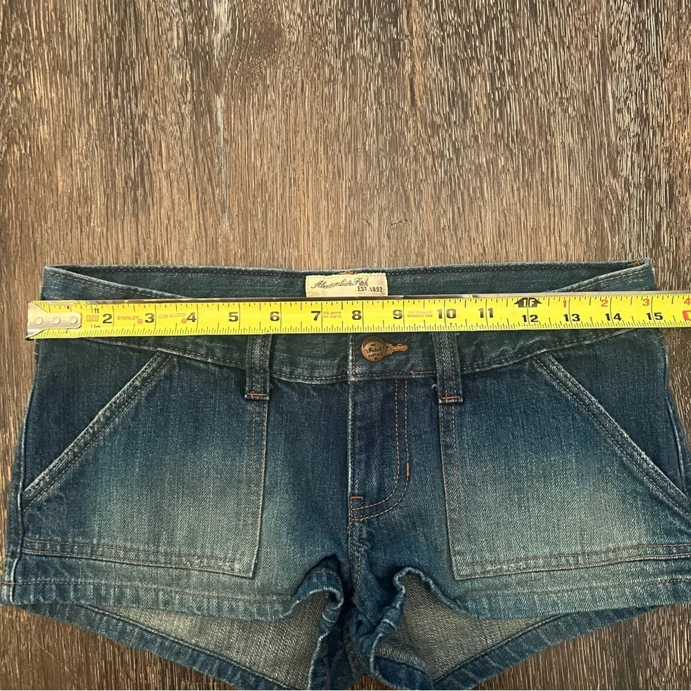Abercrombie & Fitch Medium Wash Fade Denim Short Shorts Size 4 - Picture 3 of 7